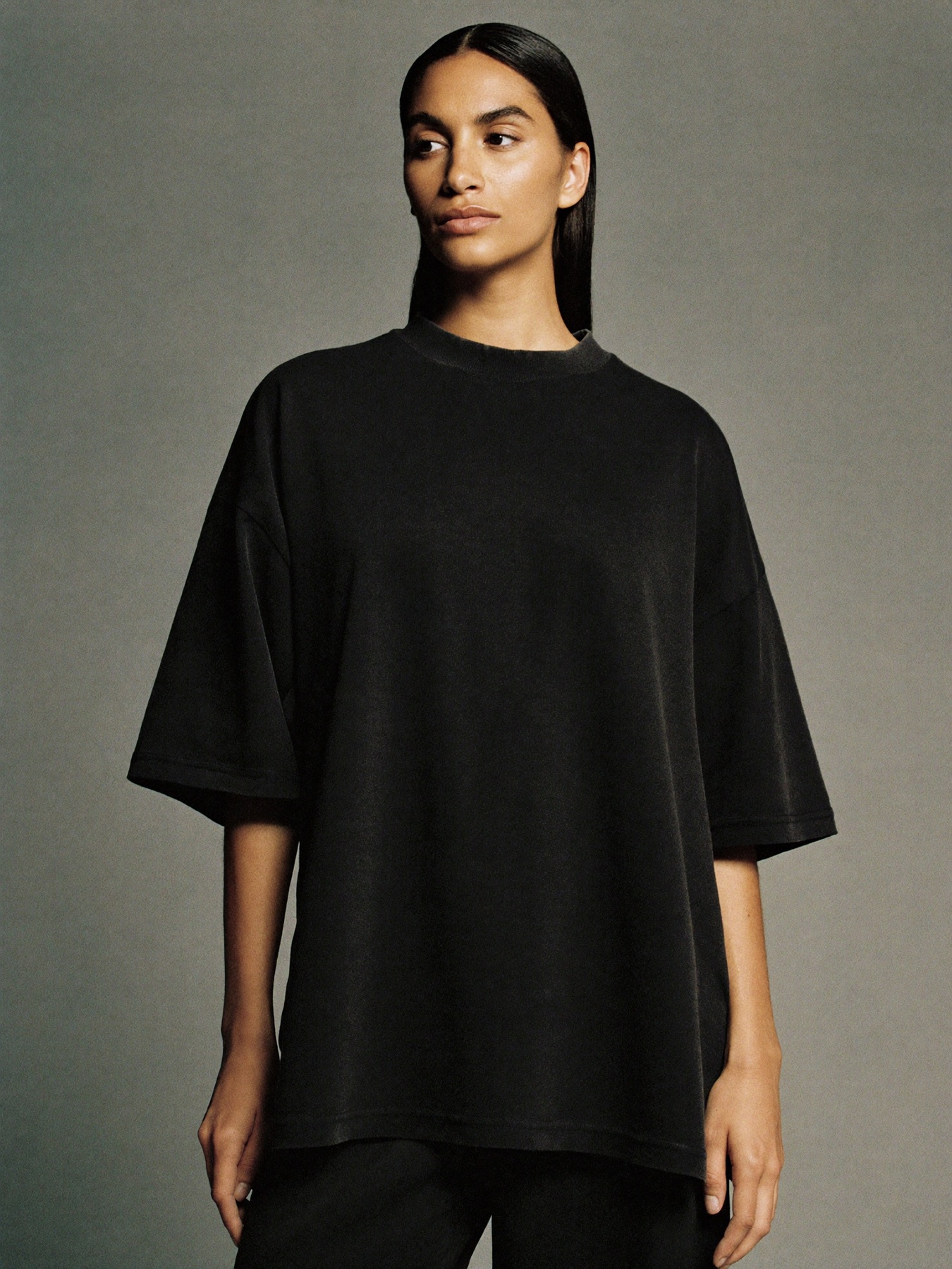 Model in the Noir heavyweight tee